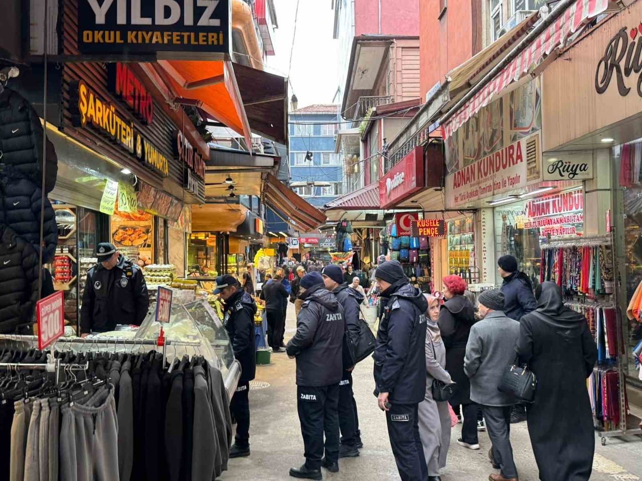 ZONGULDAK BELEDİYESİ ZABITA EKİPLERİ, KENT MERKEZİNDE YAYA GEÇİŞLERİNİ ENGELLEYEN KALDIRIM...