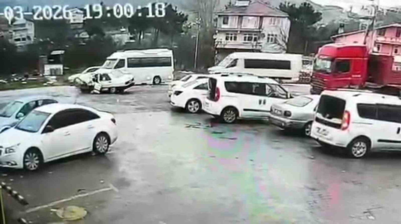 ZONGULDAK’IN EREĞLİ İLÇESİNDE İŞÇİ SERVİSİ İLE OTOMOBİLİN ÇARPIŞTIĞI KAZADA 6 KİŞİ YARALANDI. KAZA...