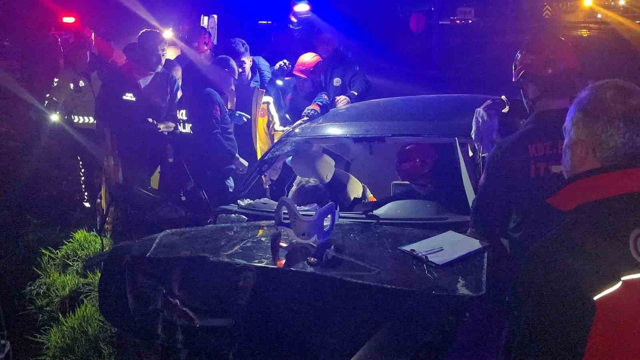 ZONGULDAK’IN EREĞLİ İLÇESİNDE KONTROLDEN ÇIKAN OTOMOBİL BETON BARİYERE ÇARPMIŞ, 3 KİŞİ...