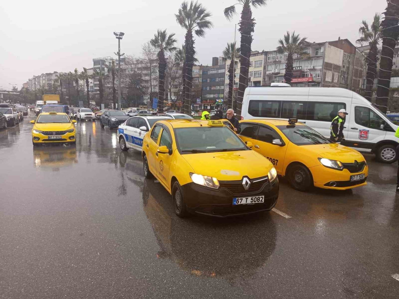 ZONGULDAK’IN EREĞLİ İLÇESİNDE MEYDANA GELEN TRAFİK KAZASINDA YARALANAN MOTOSİKLETLİ KURYE, OLAY...