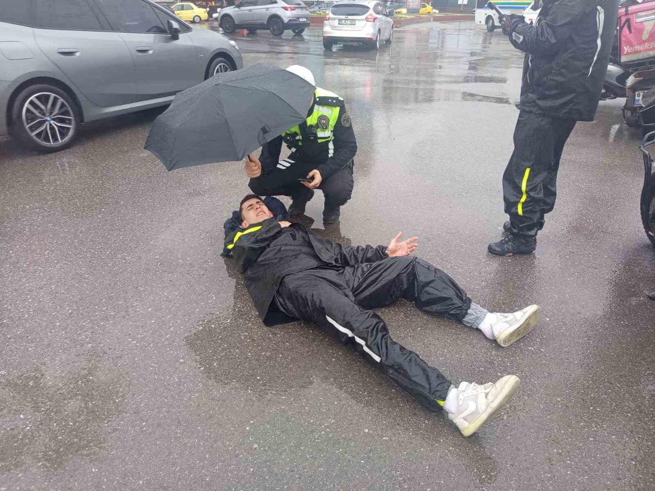 ZONGULDAK’IN EREĞLİ İLÇESİNDE MEYDANA GELEN TRAFİK KAZASINDA YARALANAN MOTOSİKLETLİ KURYE, OLAY...