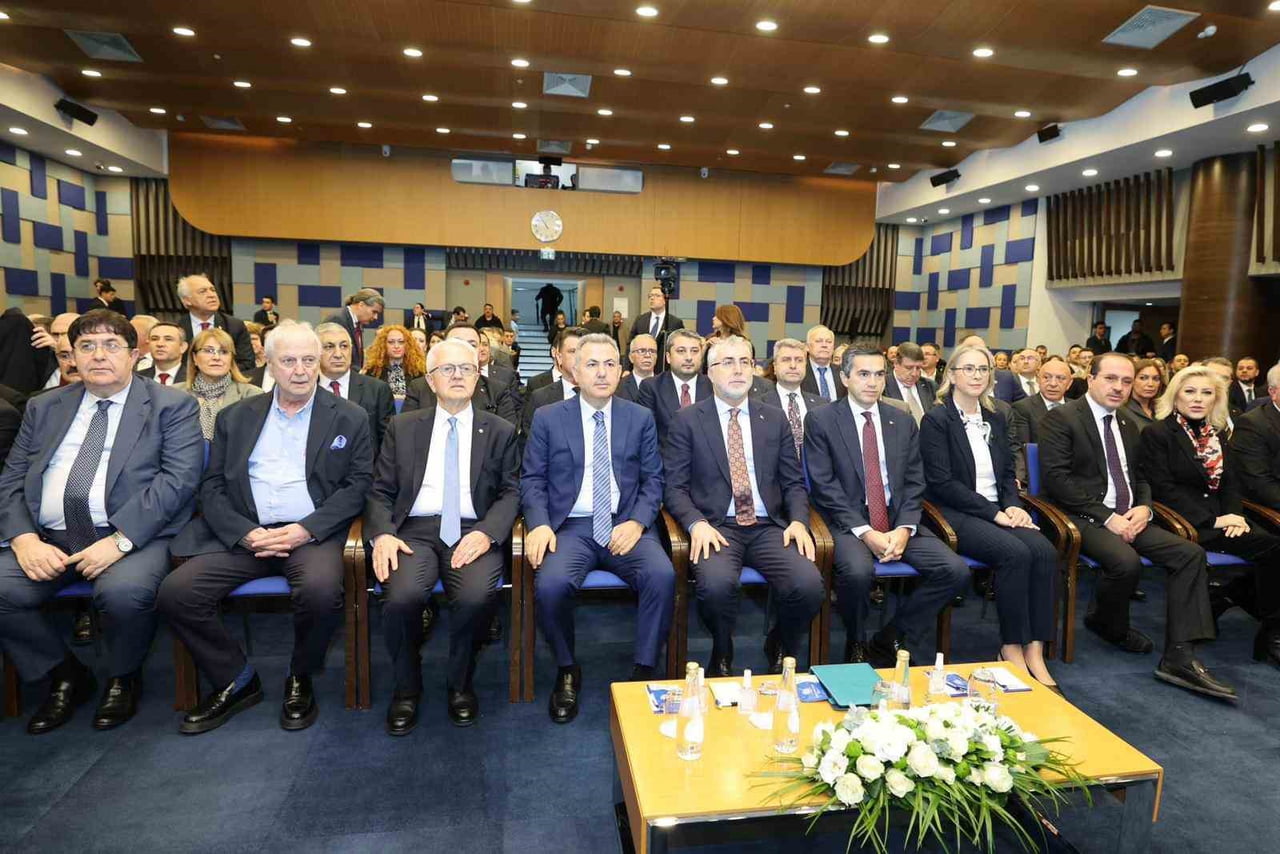 'ÇALIŞMA HAYATI İSTİŞARE TOPLANTISI'NIN BEŞİNCİSİ ÇALIŞMA VE SOSYAL GÜVENLİK BAKANI VEDAT...