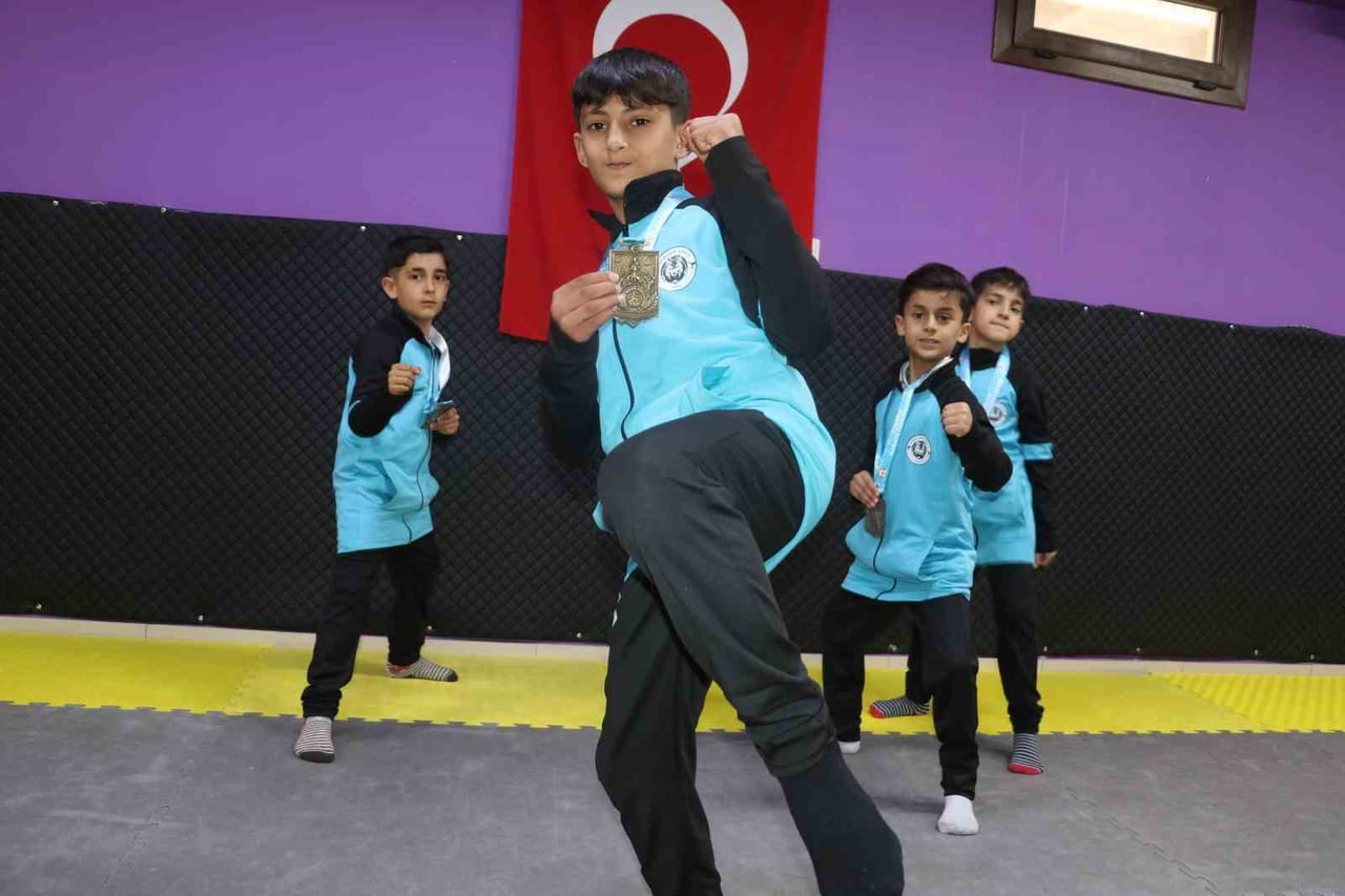 10 YAŞINDAKİ KARATECİDEN 20 MADALYALIK BÜYÜK BAŞARI