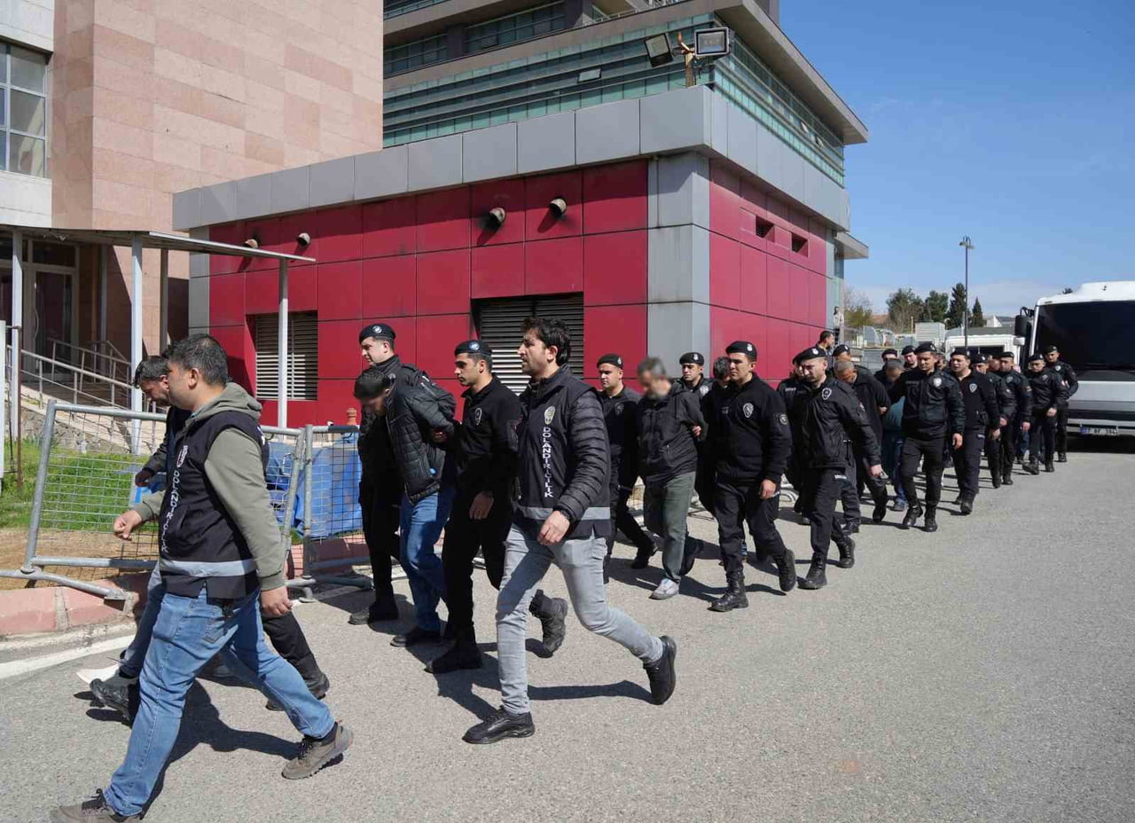 12 ŞÜPHELİ ADLİYEYE SEVK EDİLDİ