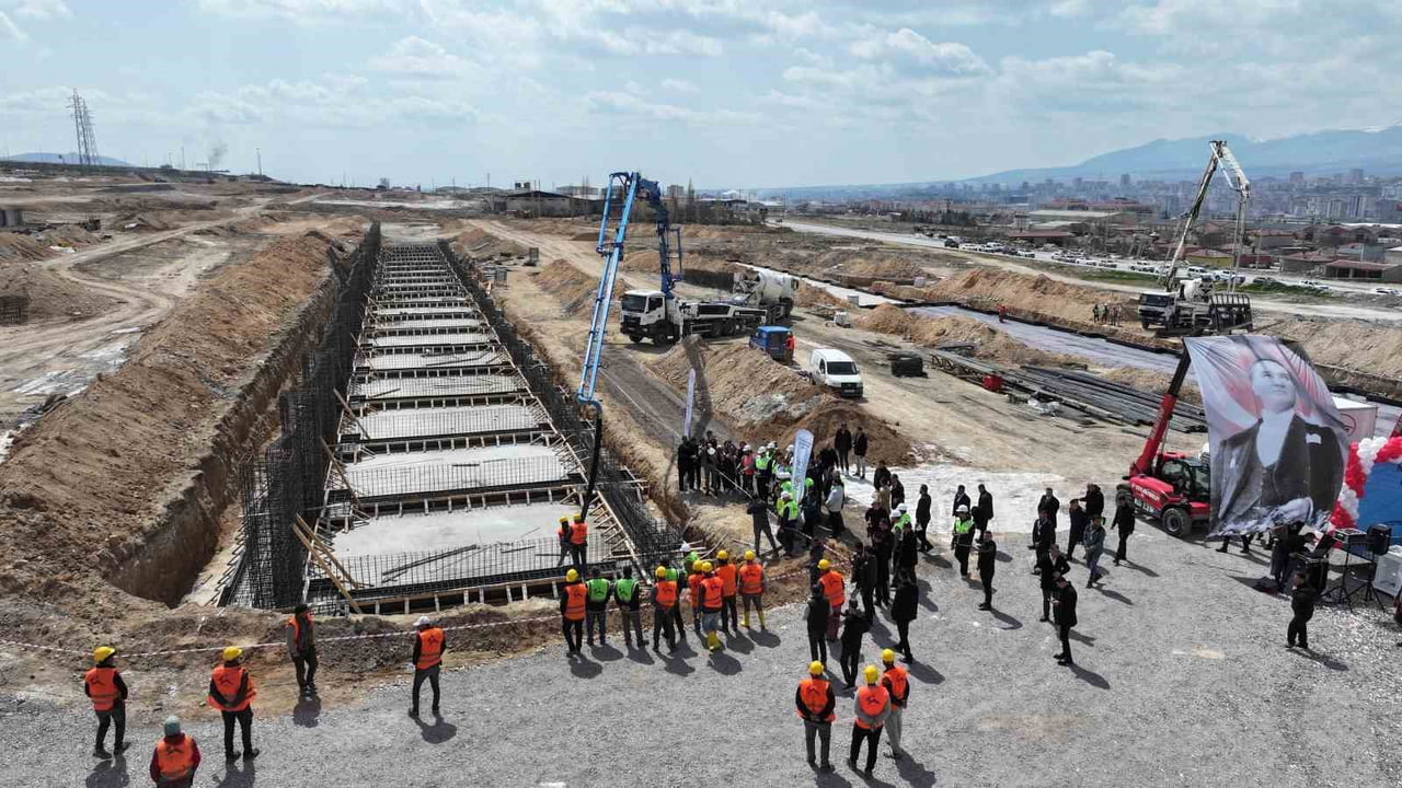 140 DÖNÜMLÜK ALANDA İNŞA EDİLECEK VE TOPLAM 682 İŞ YERİNİN YER ALACAĞI SANAYİ SİTESİNİN TEMEL ATMA...