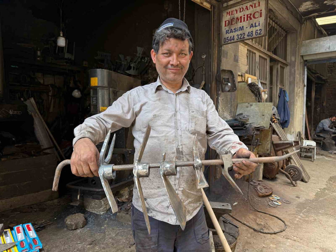 1982 YILINDA İLKOKULU TAMAMLADIKTAN SONRA DAYISININ YANINDA ÇIRAK OLARAK MESLEĞE BAŞLADIĞINI...