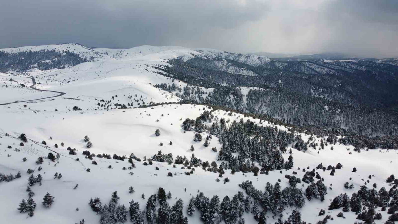 2 BİN 77 METRE RAKIMA SAHİP NALBANT GEÇİDİ, KARLA KAPLI GÖRÜNTÜSÜYLE DRON KAMERASINA...