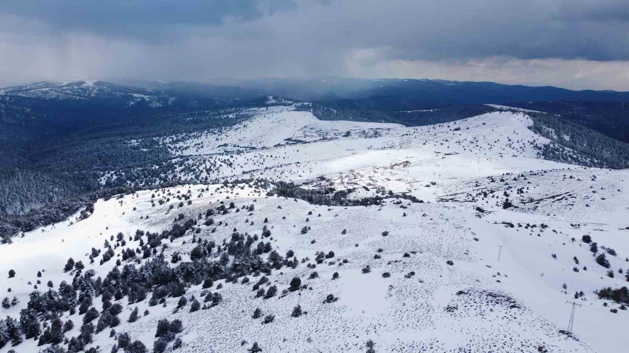 2 BİN 77 METRE RAKIMA SAHİP NALBANT GEÇİDİ, KARLA KAPLI GÖRÜNTÜSÜYLE DRON KAMERASINA...