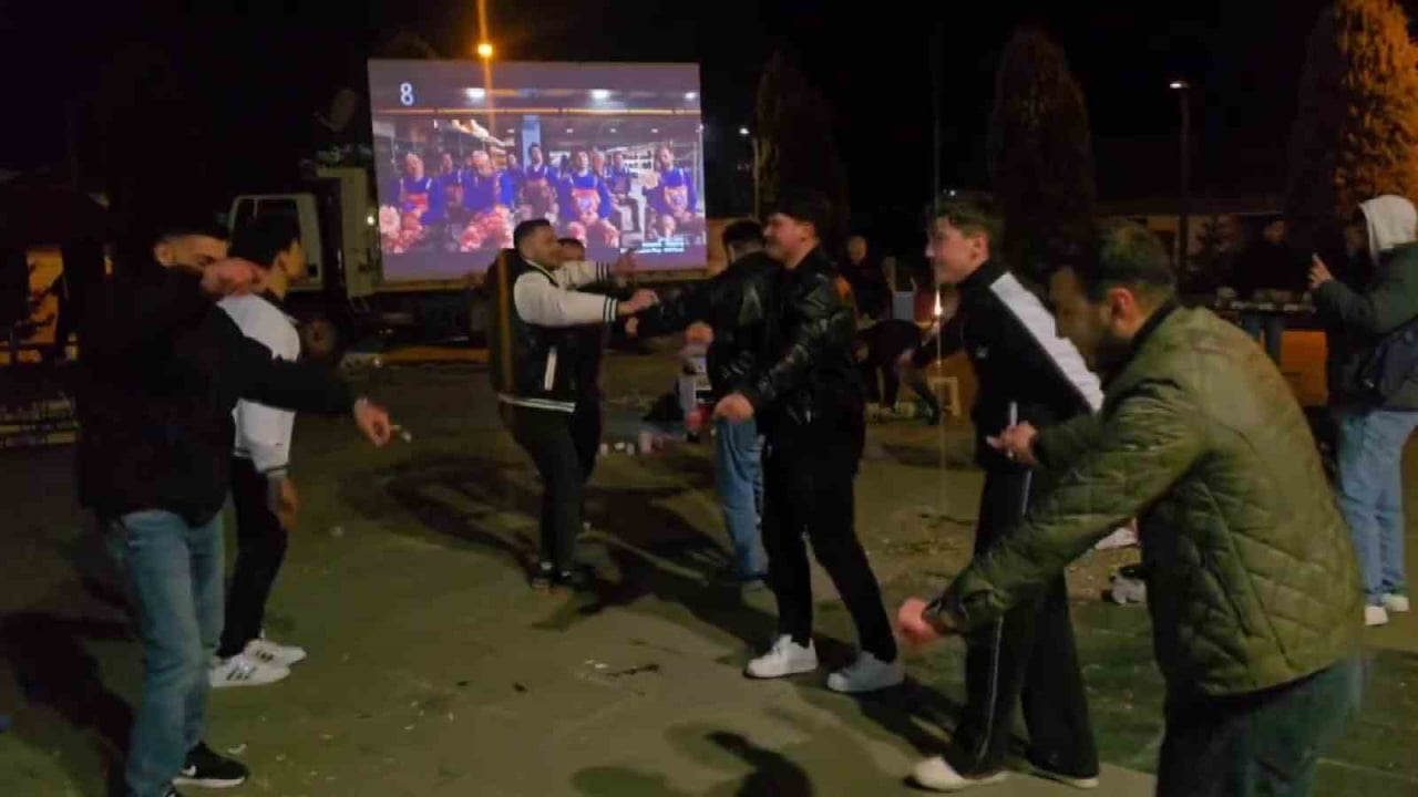 24 YIL SONRA DÜNYA KUPASININ YOLUNU TUTAN TÜRKİYE’NİN ZAFERİNİ OYNAYARAK KUTLATAN GENÇLERDEN OKTAY...