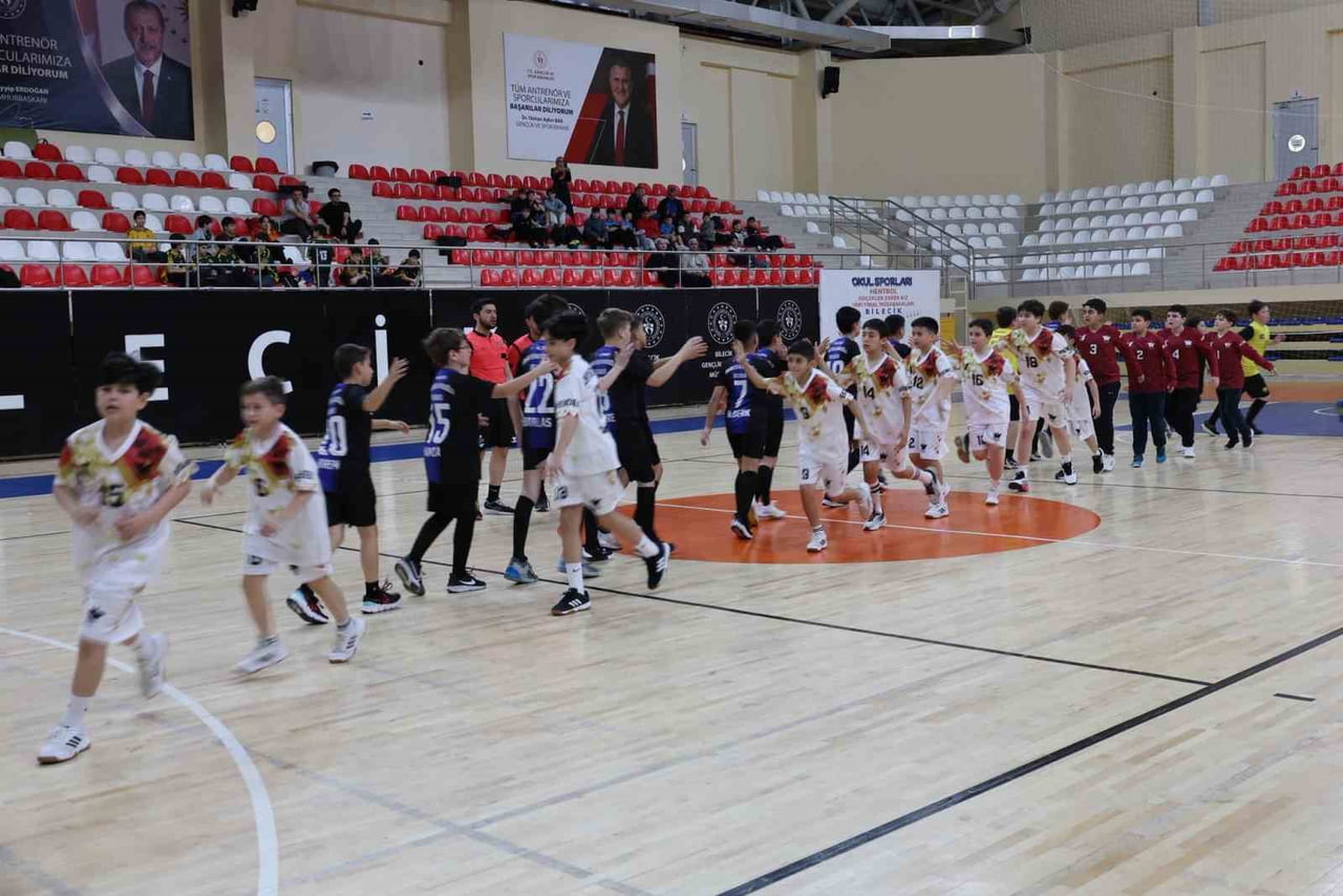 240 SPORCUNUN KATILIMIYLA HENTBOL KÜÇÜKLER YARI FİNAL MÜSABAKALARI BAŞLADI