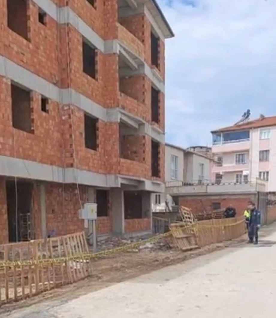 3 KATLI İNŞAATIN ÇATISINDAN DÜŞEN SADIK GÜNEY, AĞIR YARALI HALDE KALDIRILDIĞI HASTANEDE HAYATINI...