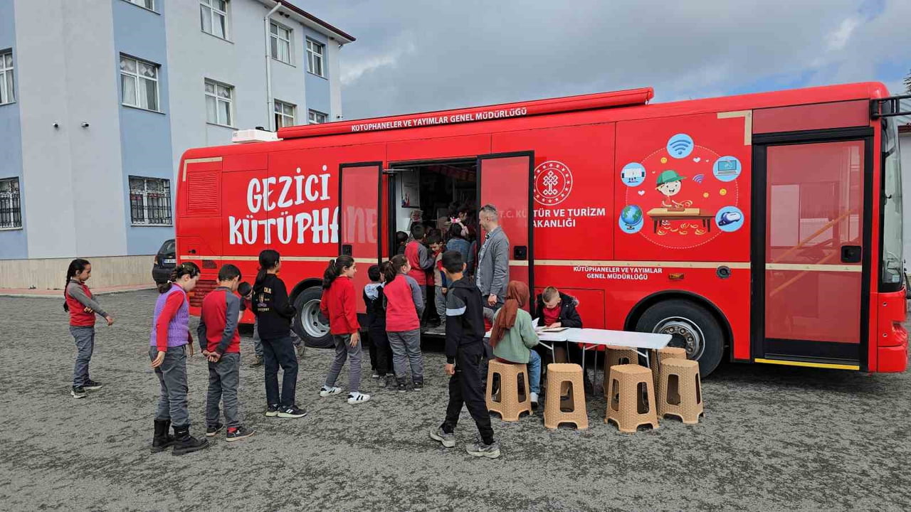 62. KÜTÜPHANE HAFTASI ÇERÇEVESİNDE GEZİCİ KÜTÜPHANE OTOBÜSÜ YOZGAT ÇALATLI KÖYÜNDE BULUNAN HÜSEYİN...