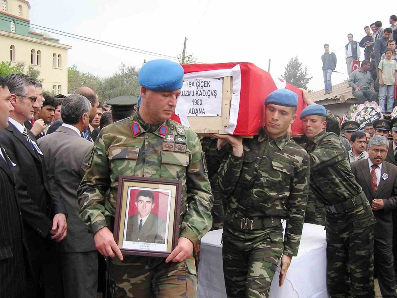 68 YAŞINDAKİ ŞEHİT ANNESİ EMİNE ÇİÇEK, VERİLEN BU DAİREYE DE YAŞANAN AKSAKLIKLAR NEDENİYLE BİR...