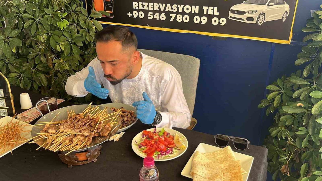 70 DAKİKA SÜREN MÜCADELEDE TOPLAM 500 ADET ÇÖP ŞİŞ, 1 İÇECEK, 1 SALATA VE LAVAŞI TÜKETMEYE ÇALIŞAN...