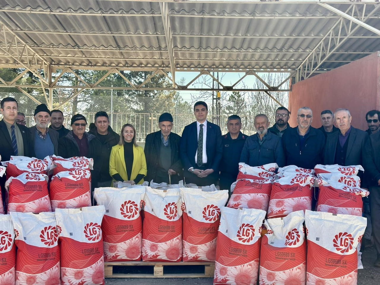 75 ÇİFTÇİYE 3 BİN DEKARLIK TOHUM DESTEĞİ