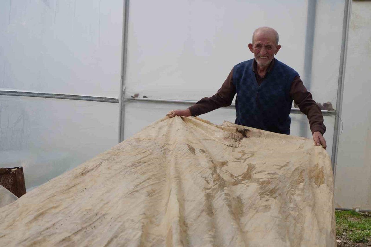 76 YAŞINDAKİ BAYBURTLU ÜRETİCİ ATA TOHUMLARI İÇİN ZİRAİ DON NÖBETİNDE