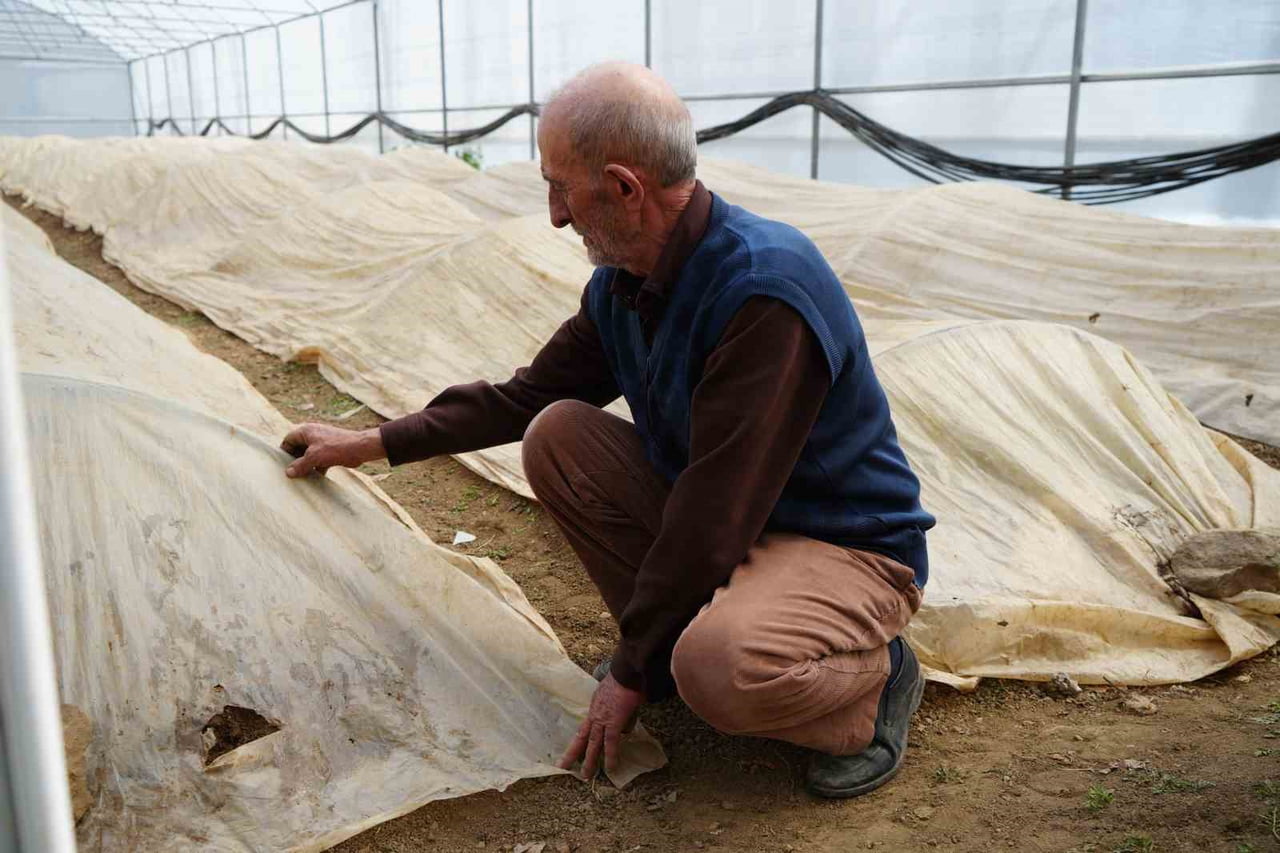 76 YAŞINDAKİ BAYBURTLU ÜRETİCİ ATA TOHUMLARI İÇİN ZİRAİ DON NÖBETİNDE