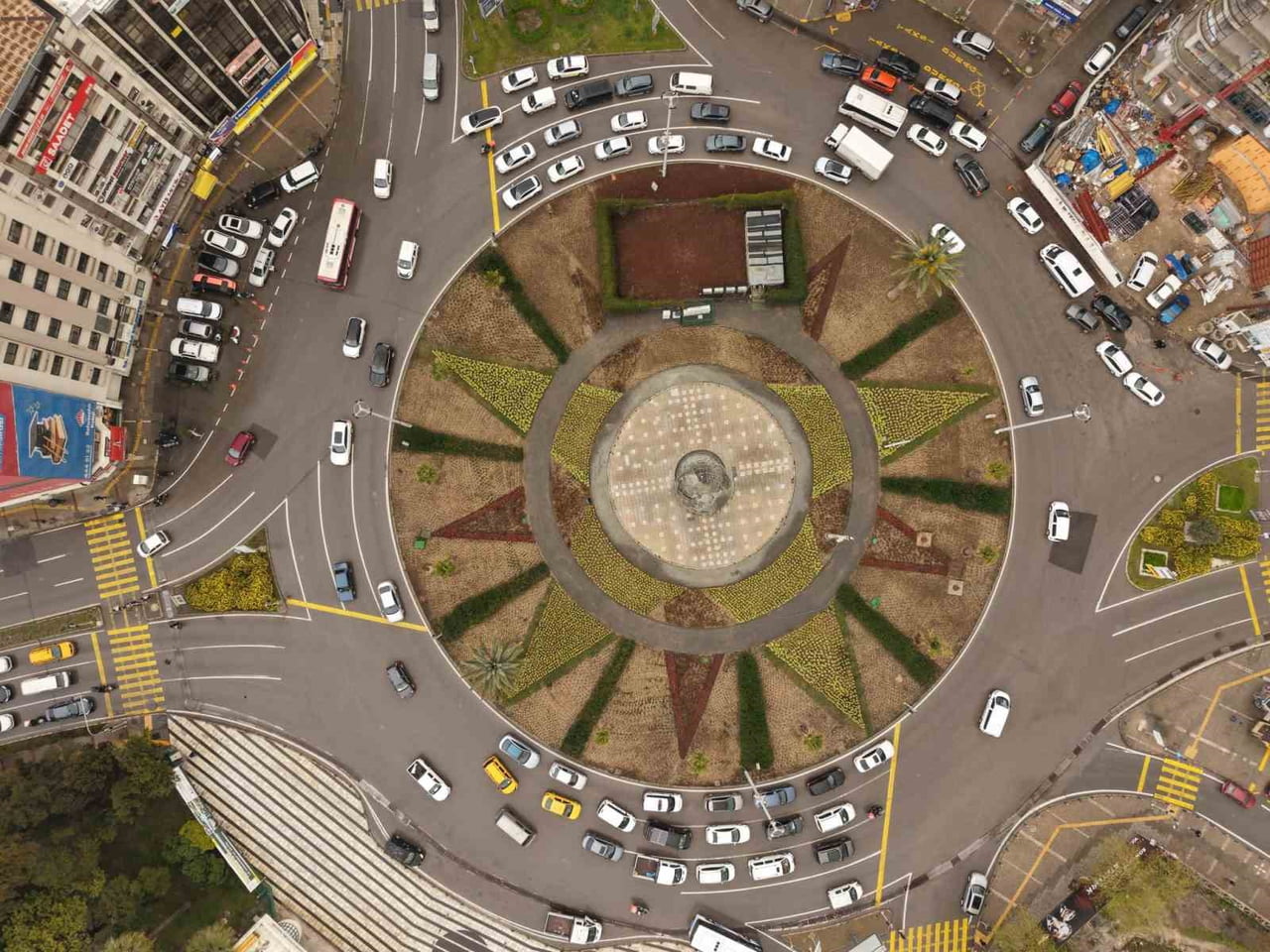 9 EYLÜL MEYDANI BAŞTAN AŞAĞI YENİLENDİ. 4 BİN METREKARELİK ALAN YEŞİLE BÜRÜNDÜ, ON BİNLERCE...