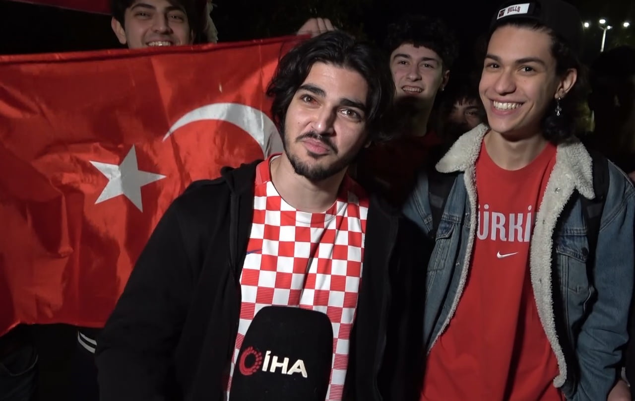 A MİLLİ FUTBOL TAKIMI'NIN KOSOVA İLE OYNADIĞI KARŞILAŞMAYI DEV EKRANDAN TAKİP EDEN ANTALYALILAR...