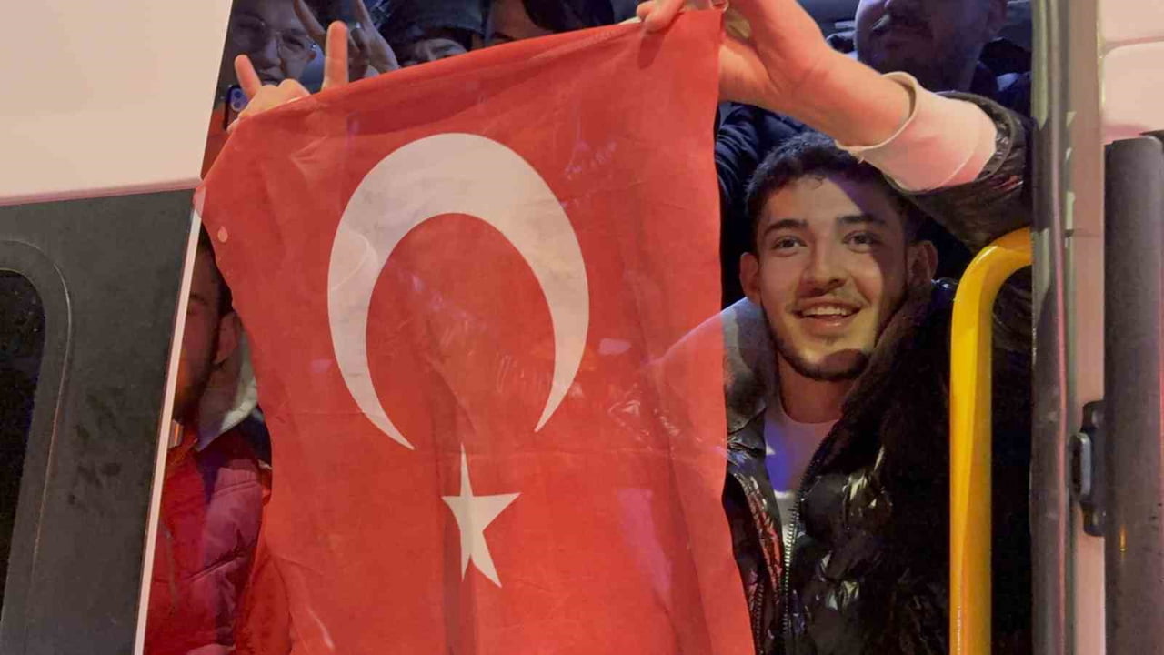 A MİLLİ FUTBOL TAKIMI’NIN KOSOVA’YI 1-0 YENEREK, ADINI DÜNYA KUPASI’NA YAZDIRMASI KAYSERİ’DE BÜYÜK...