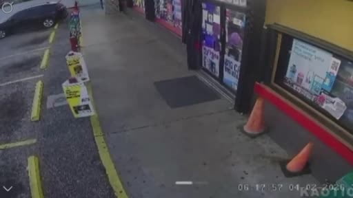 ABD Başkanı Donald Trump, Haiti'den ülkeye gelen yasa dışı bir göçmenin masum bir kadını çekiçle...