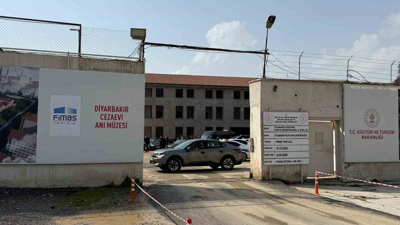 ADALET BAKANI AKIN GÜRLEK'İN DİYARBAKIR CEZAEVİ ANI MÜZESİ İNCELEMESİ.