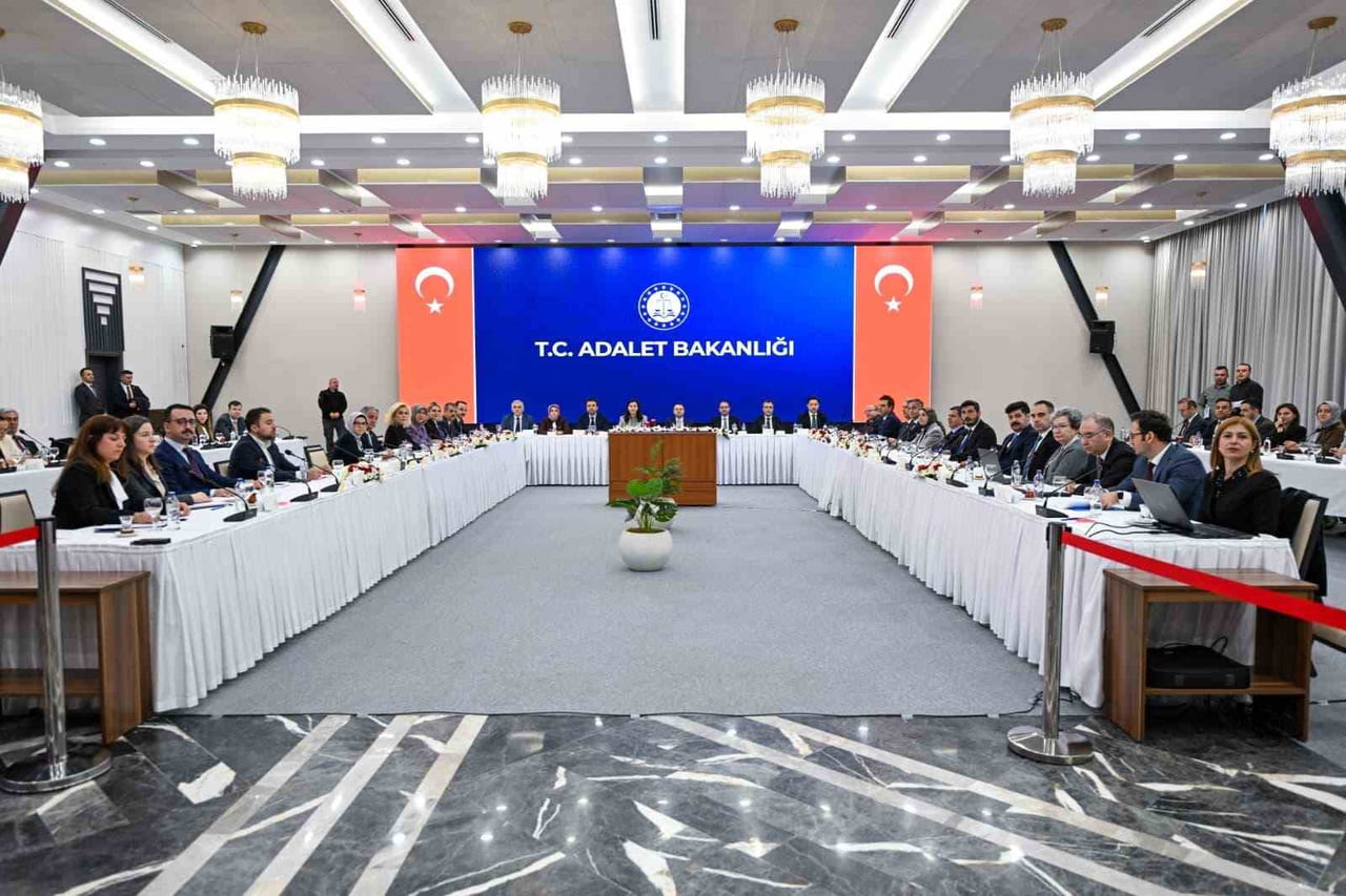 ADALET BAKANI AKIN GÜRLEK, "TOPLUMUN YÜZDE 81'İNİN ÇOCUKLARA VERİLEN CEZALARIN YETERSİZ OLDUĞU...