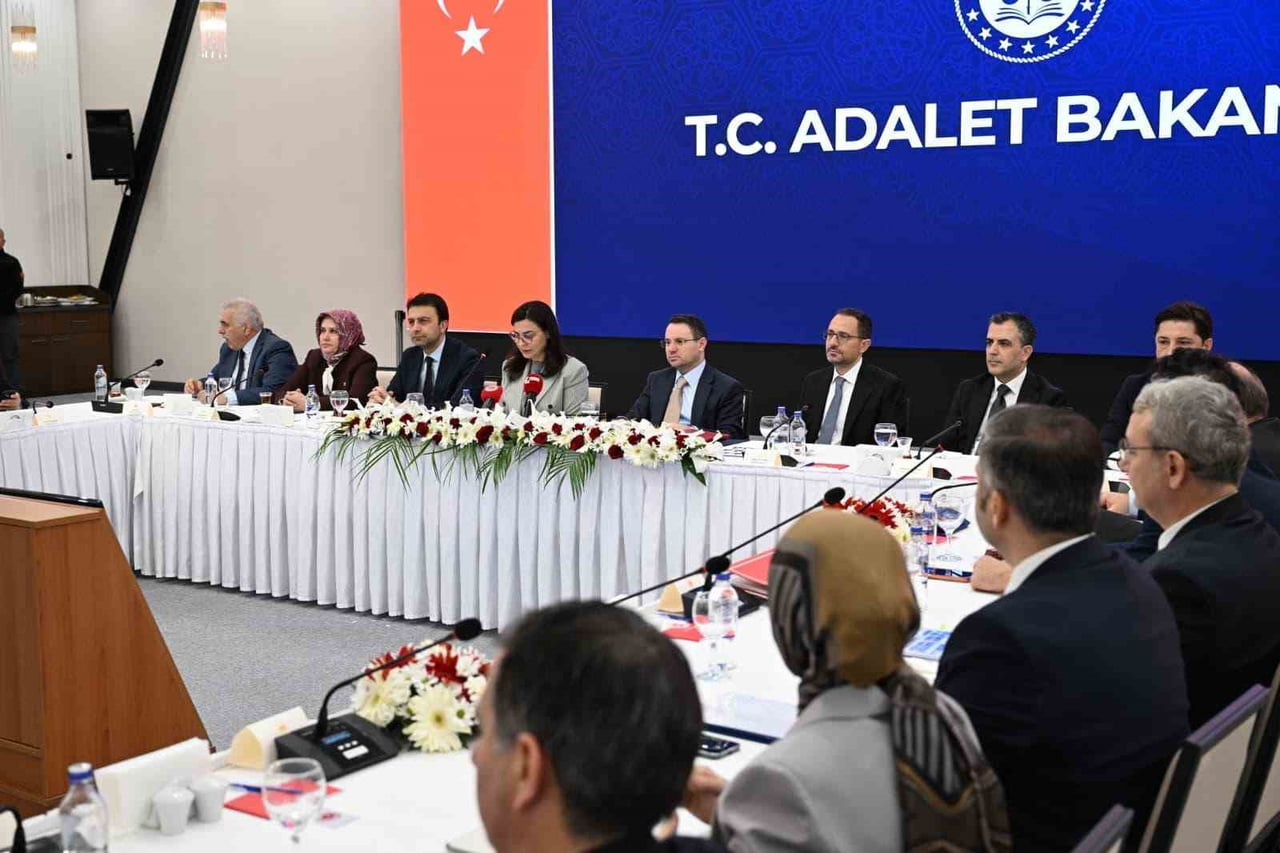 ADALET BAKANI AKIN GÜRLEK, "TOPLUMUN YÜZDE 81'İNİN ÇOCUKLARA VERİLEN CEZALARIN YETERSİZ OLDUĞU...