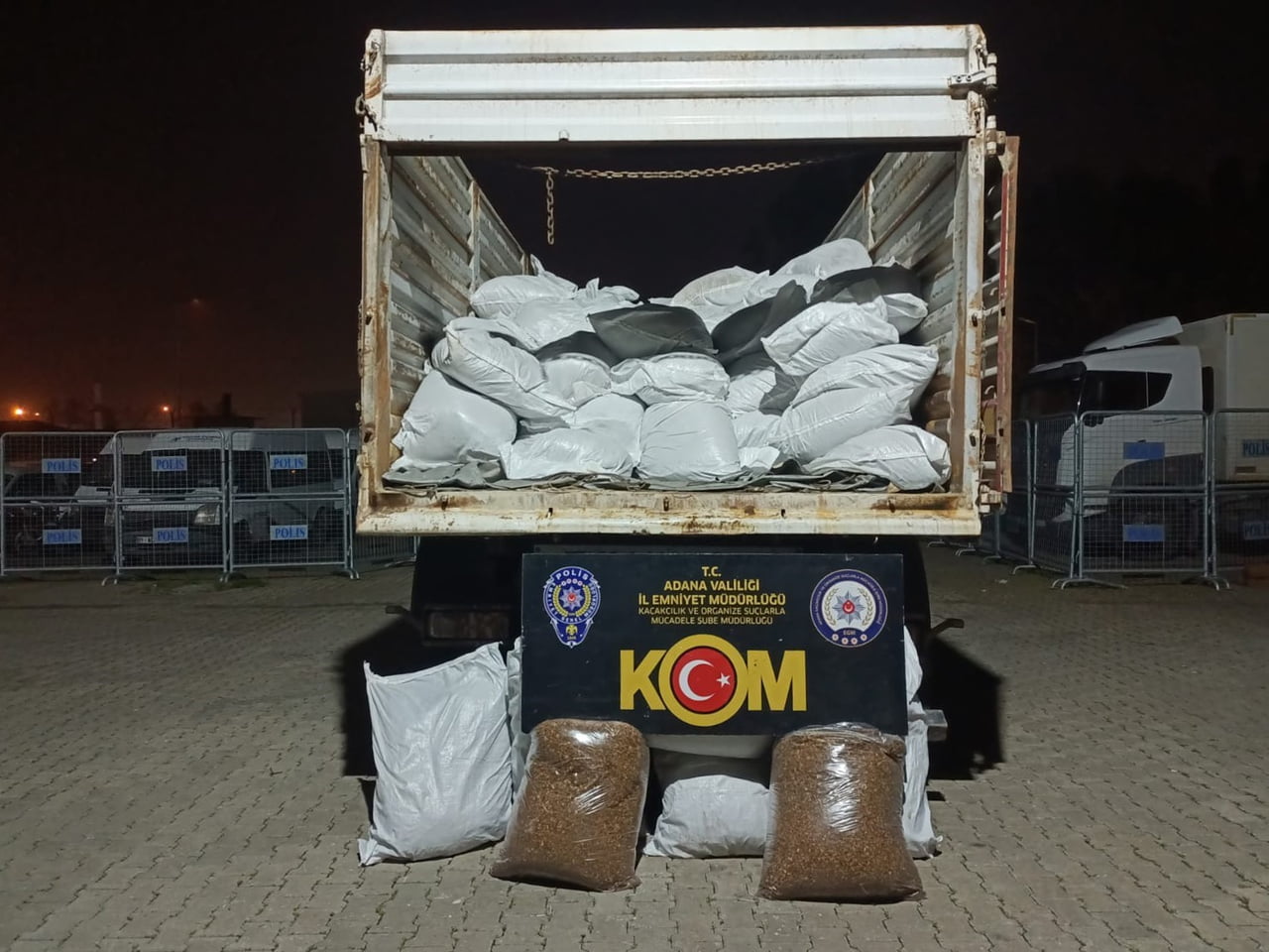 ADANA'DA BİR TIRDAN 4 TON KIYILMIŞ KAÇAK TÜTÜN ELE GEÇİRİLDİ.
