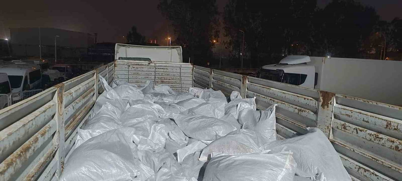 ADANA'DA BİR TIRDAN 4 TON KIYILMIŞ KAÇAK TÜTÜN ELE GEÇİRİLDİ.