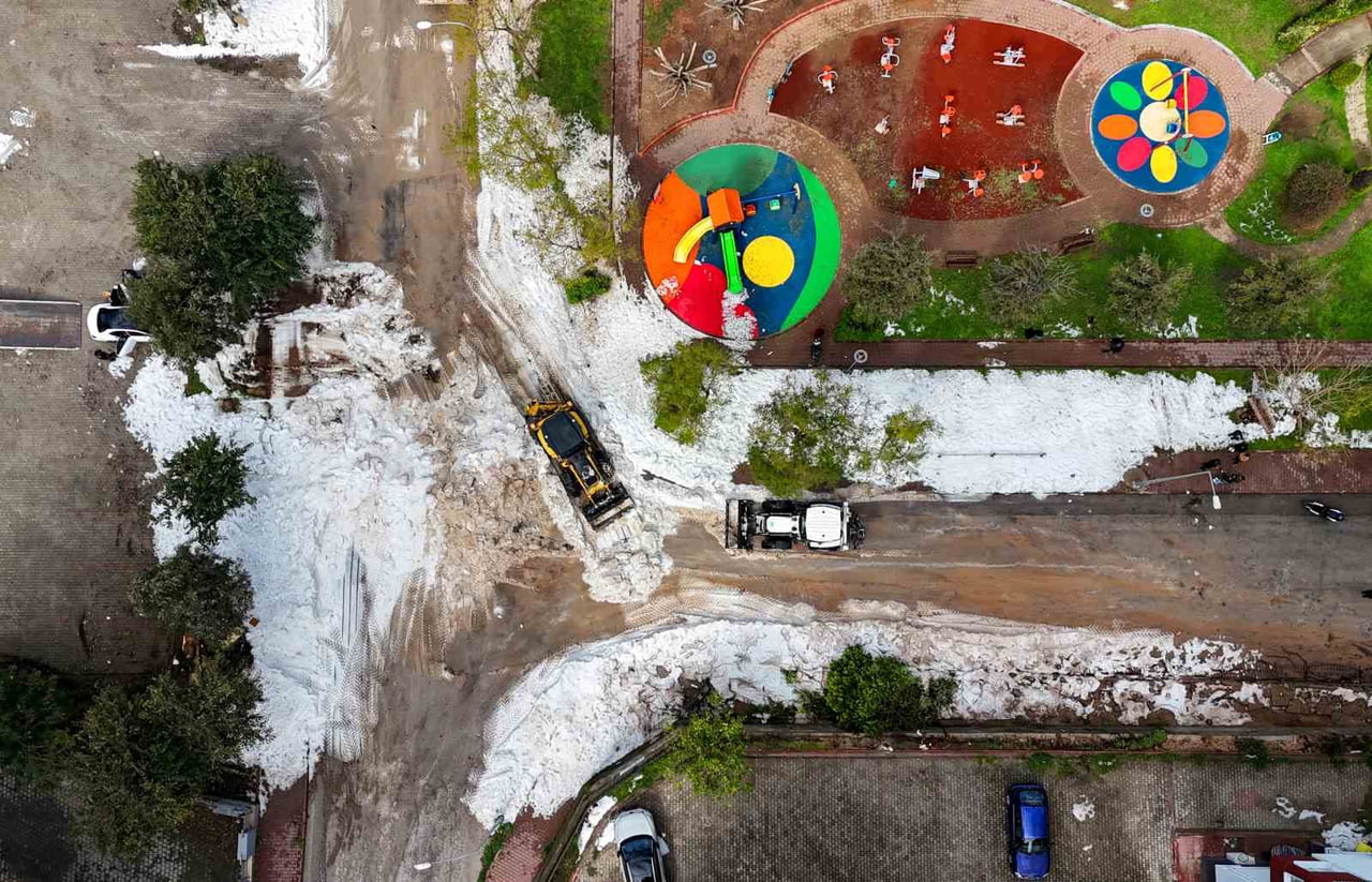 ADANA'DA DÜN ETKİLİ OLAN DOLU YAĞIŞININ ARDINDAN OLUŞAN VE ERİMEYEN BUZ KÜTLELERİNDE ÇOCUKLAR KAR...