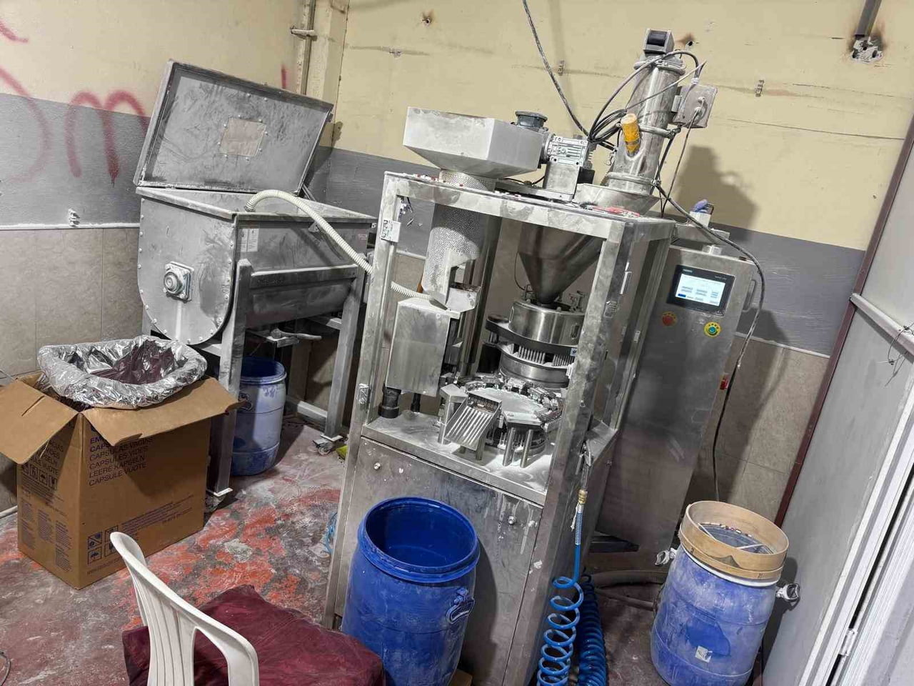 ADANA'DA ISLAK MENDİL ÜRETİMİ SÜSÜ VERİLEREK KURULAN KAÇAK SENTETİK ECZA İMALATHANESİNE YÖNELİK...