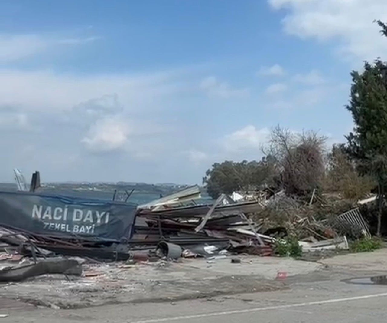 ADANA'DA SEYHAN BARAJ GÖLÜ KIYISINDAKİ KAÇAK YAPILARIN YIKIMI VE ENKAZ KALDIRMA ÇALIŞMALARI DEVAM...