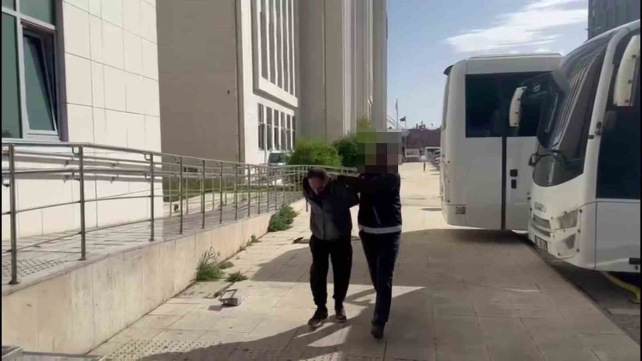 ADANA'DA UYUŞTURUCU MADDE TİCARETİ VE KULLANIMI SUÇUNDAN HAPİS CEZASI BULUNAN 32 FİRARİ HÜKÜMLÜ...