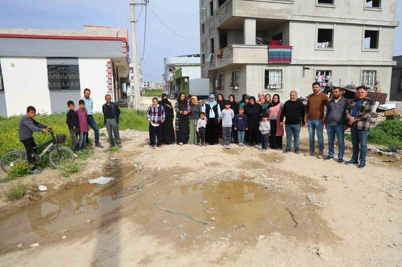 ADANA'DA UZUN YILLARDIR ALTYAPISI VE YOLU YAPILMAYAN MAHALLEDE YAŞAYAN VATANDAŞLAR EYLEM YAPARAK...
