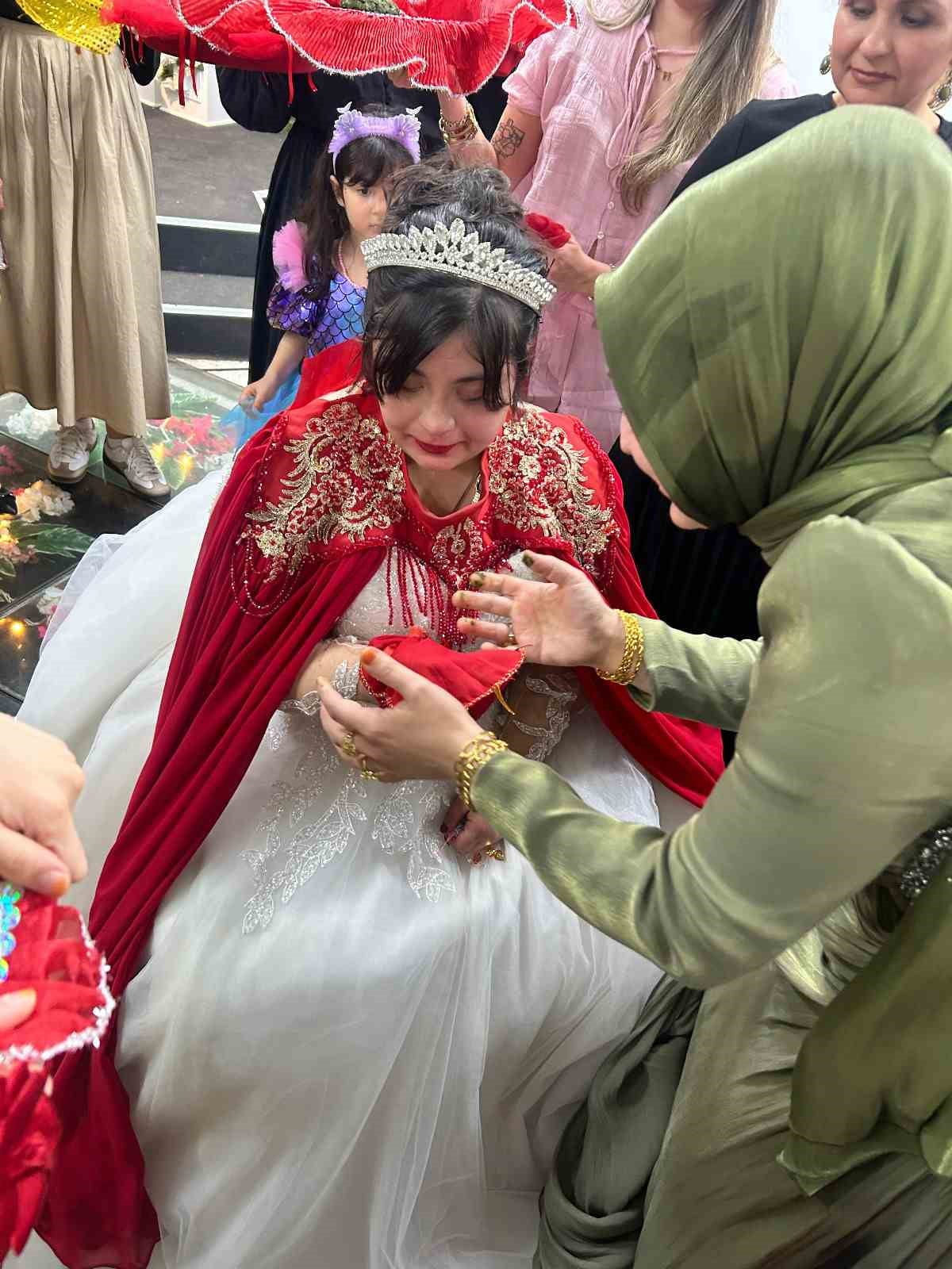 ADANA'DA YAŞAYAN DOWN SENDROMLU GÜLAYFER AKGÜL'ÜN (26) YILLARDIR KURDUĞU GELİNLİK GİYME VE DÜĞÜN...