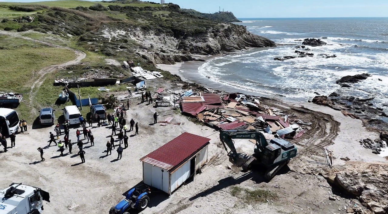 ADANA'NIN KARATAŞ İLÇESİ'NDE DENİZ SAHİLİNDEKİ KAÇAK YAPILAŞMA VE İŞGALLERE KARŞI BAŞLATILAN YIKIM...