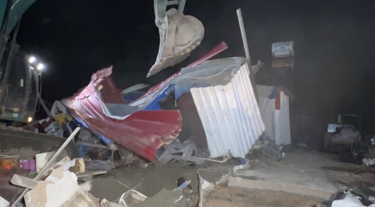 ADANA'NIN KARATAŞ İLÇESİ'NDE DENİZ SAHİLİNDEKİ KAÇAK YAPILAŞMA VE İŞGALLERE KARŞI BAŞLATILAN YIKIM...