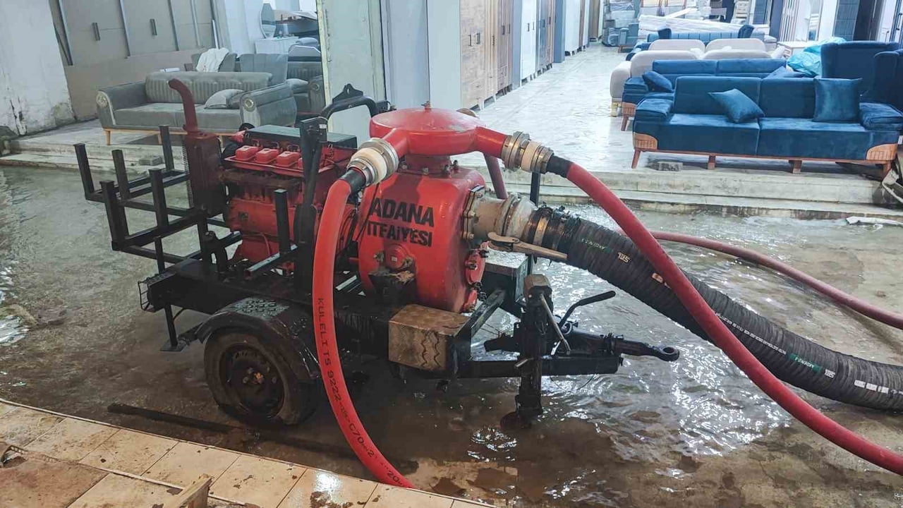 ADANA'NIN SEYHAN İLÇESİNDE YILLARDIR SU BASKINLARININ YAŞANDIĞI İŞ MERKEZİNDE ESNAF, BİRİKEN...