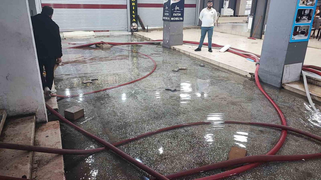 ADANA'NIN SEYHAN İLÇESİNDE YILLARDIR SU BASKINLARININ YAŞANDIĞI İŞ MERKEZİNDE ESNAF, BİRİKEN...