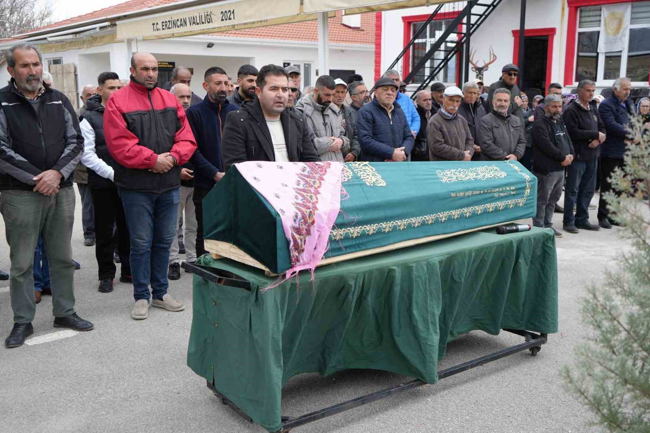 ADANA’DA CİNAYETE KURBAN GİDEN GENÇ KADIN ERZİNCAN’DA TOPRAĞA VERİLDİ