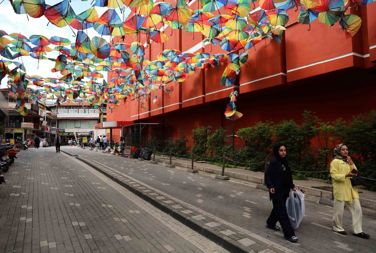 ADANA’DA ESNAFLAR TARAFINDAN OLUŞTURULAN RENKLİ ŞEMSİYELERLE KAPLI SOKAK, ŞİDDETLİ YAĞIŞ VE...