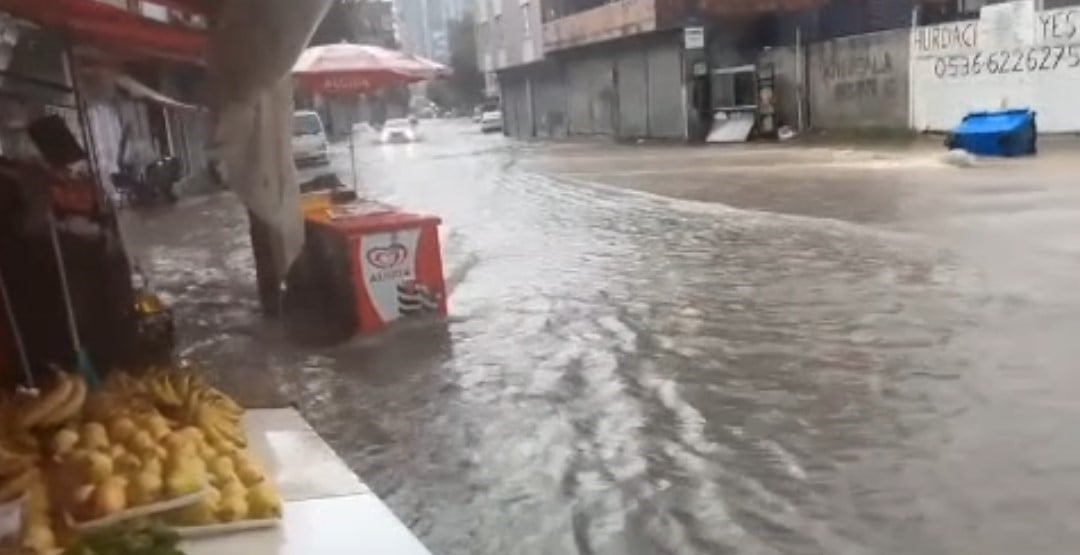 ADANA’DA ETKİLİ OLAN DOLU VE SAĞANAK YAĞIŞ HAYATI OLUMSUZ ETKİLEDİ. ÇUKUROVA İLÇESİNDE CADDE VE...