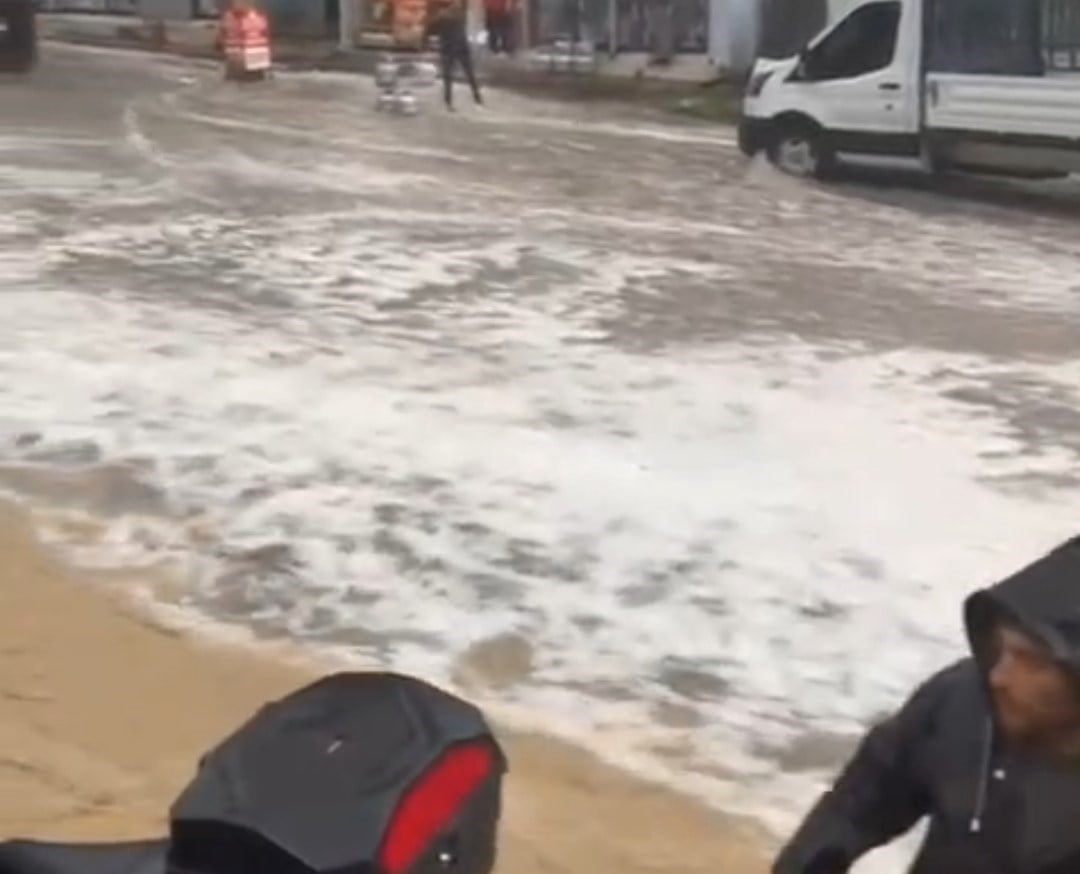 ADANA’DA ETKİLİ OLAN DOLU VE SAĞANAK YAĞIŞ HAYATI OLUMSUZ ETKİLEDİ. ÇUKUROVA İLÇESİNDE CADDE VE...