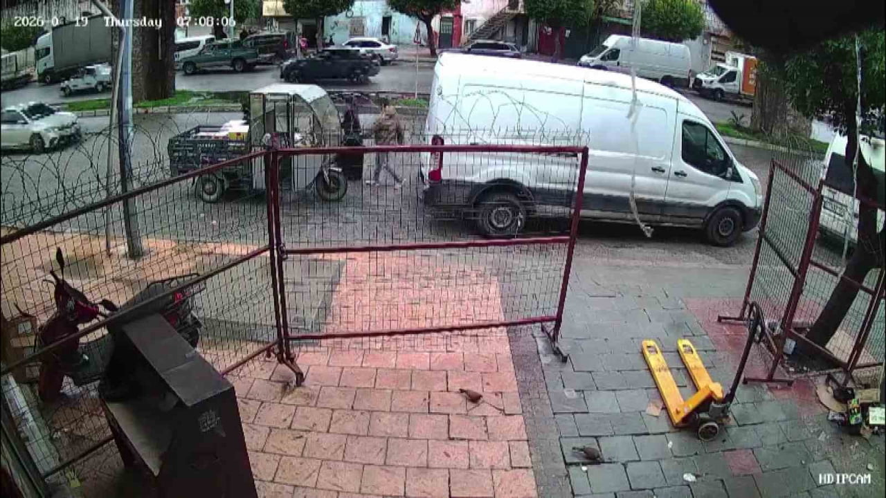 ADANA’DA FARKLI TARİHLERDE 3 KADININ CEP TELEFONUNU YANKESİCİLİK YÖNTEMİYLE ÇALAN ŞÜPHELİ, POLİSİN...