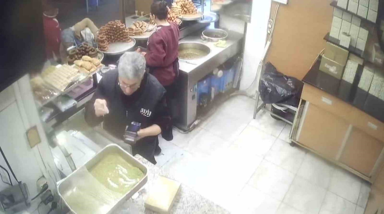 ADANA’DA FARKLI TARİHLERDE 3 KADININ CEP TELEFONUNU YANKESİCİLİK YÖNTEMİYLE ÇALAN ŞÜPHELİ, POLİSİN...