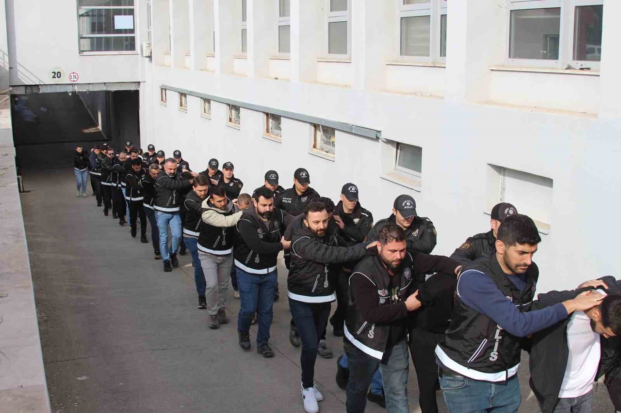 ADANA’DA KOM EKİPLERİ, TÜRKİYE GENELİNDE KAÇAK SİGARA SEVKİYATI YAPAN ŞEBEKEYE YÖNELİK TARİHİ BİR...