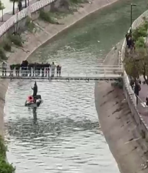 ADANA’DA KONTROLDEN ÇIKAN OTOMOBİL SULAMA KANALINA DEVRİLDİ. KAZADA SÜRÜCÜ ŞANS ESERİ YARA ALMADAN...