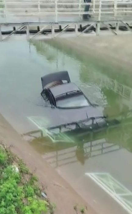 ADANA’DA KONTROLDEN ÇIKAN OTOMOBİL SULAMA KANALINA DEVRİLDİ. KAZADA SÜRÜCÜ ŞANS ESERİ YARA ALMADAN...