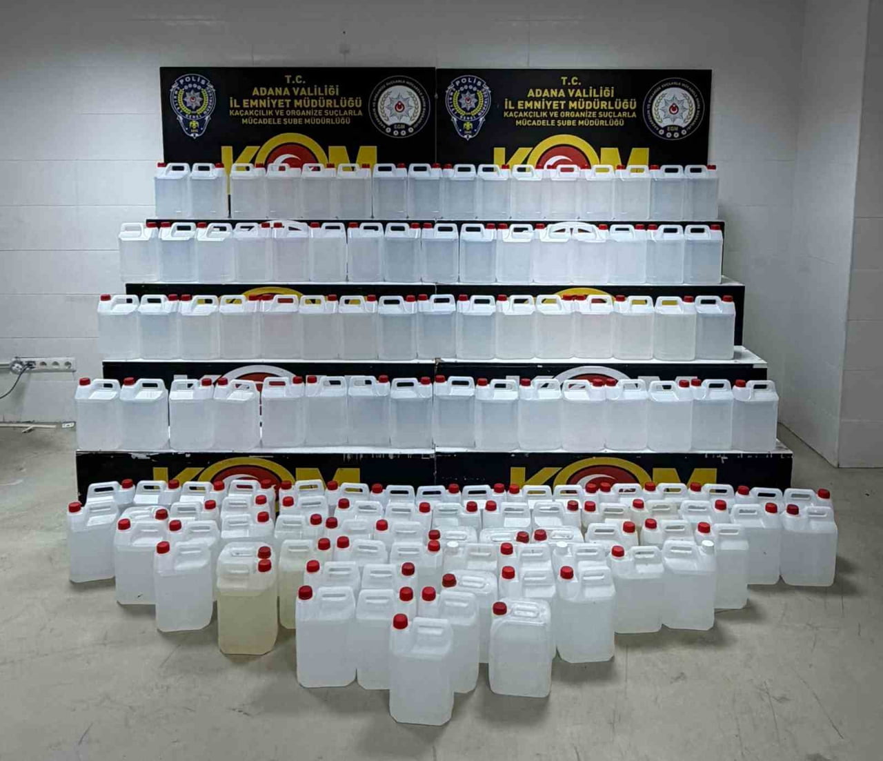 ADANA’DA  SAHTE ALKOLLÜ İÇKİ KAÇAKÇILIĞINA YÖNELİK DÜZENLENEN OPERASYONDA 1 TON 865 LİTRE KAÇAK...